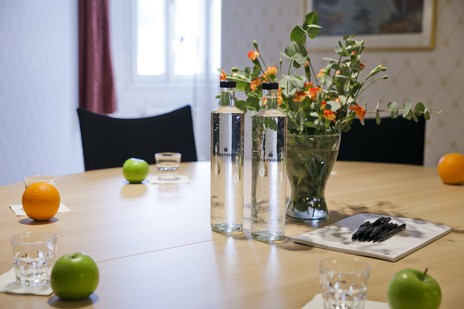 Bord i grupprum med frukt och blommor